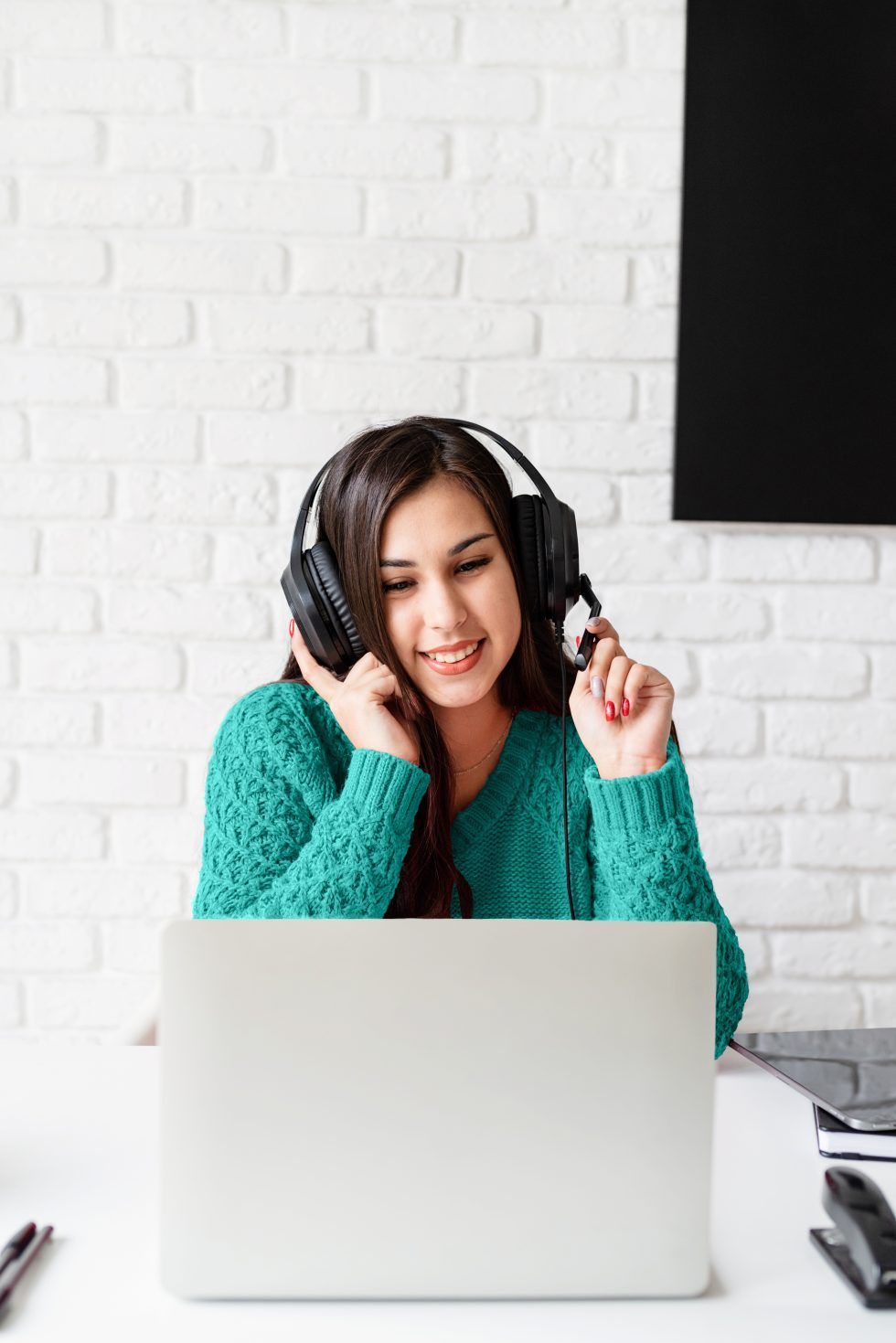 young-latin-woman-in-black-headphones-teaching-eng-2021-10-20-13-41-05-utc copia
